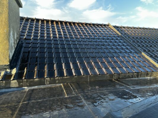 Chantier en cours – Tuile 993 – Delta PVG – Isolation PIR – EPDM – ALUTRIX – ZINC ANTHRACITE