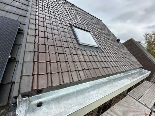 Chantier Ecaussinnes – Tuile 993 – Delta PVG – Isolation PIR – Cedral Board – Charpente en 7/18